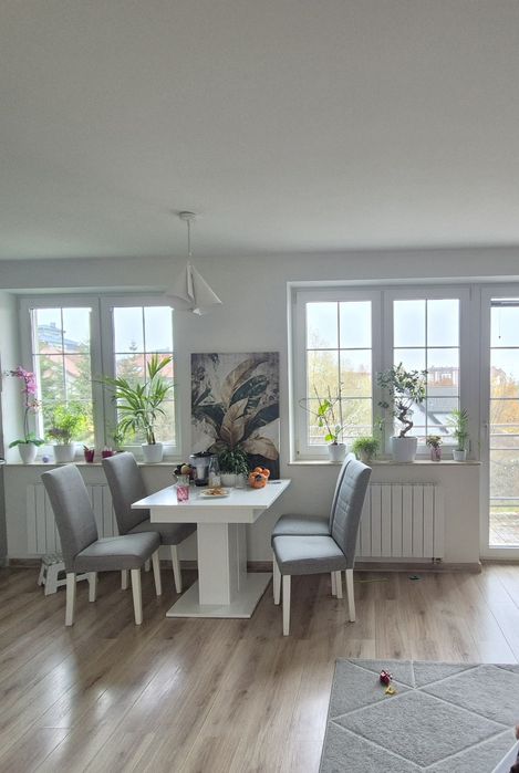 Stol rozkładany i 3/4 krzesla