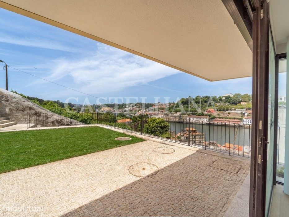 Moradia T4 duplex com vista frontal de rio em Vila Nova de Gaia