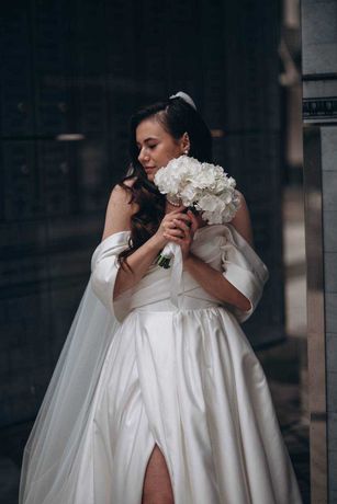 Розкішна весільна сукня зі шлейфом