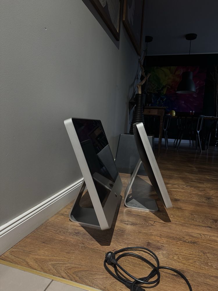 dwa komputery mac imac monitory stacjonane os ios apple ispot silver