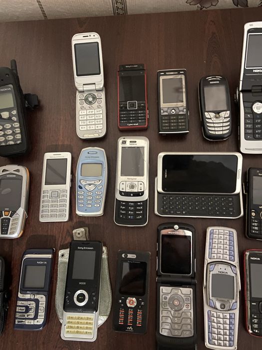 Лот разных мобильных телефонов