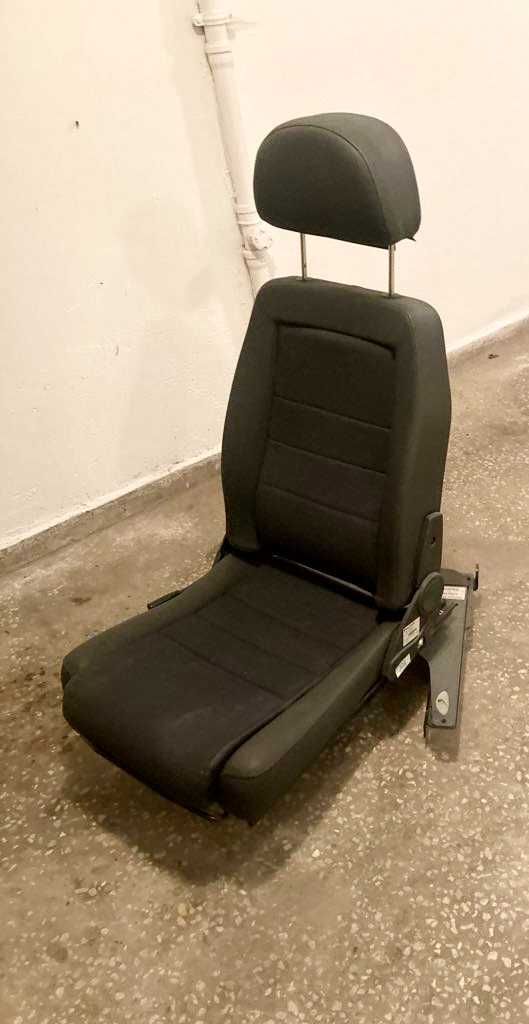 Nowy fotel samochodowy z płytą obrotową dla osoby niepełnosprawnej