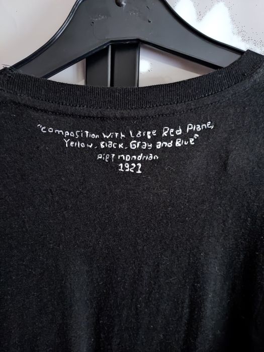 T-shirt nunca usada com bordado de obra de arte