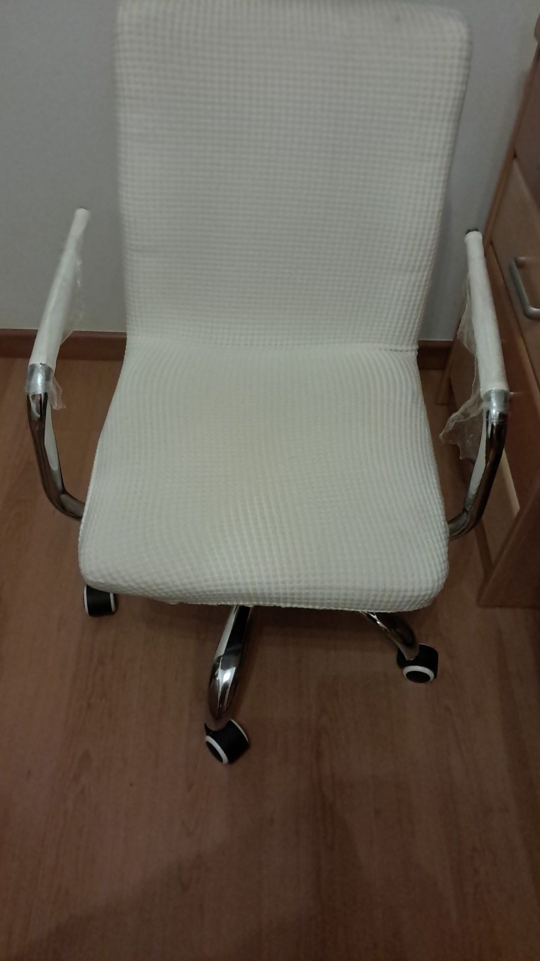 Cadeira giratoria nova ainda tem os plasticos nos bracos