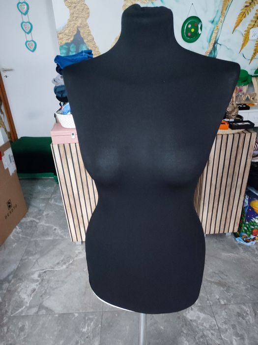 Manekin damski na srebrnych nóżkach