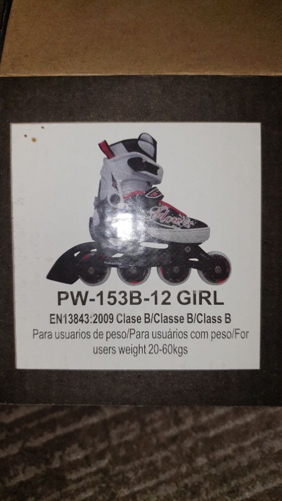 Patins em linha de menina com equipamento proteção