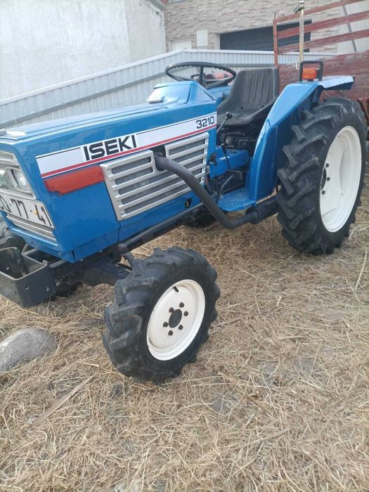 Vendo quatro tratores perfeitamente funcionais para desocupar