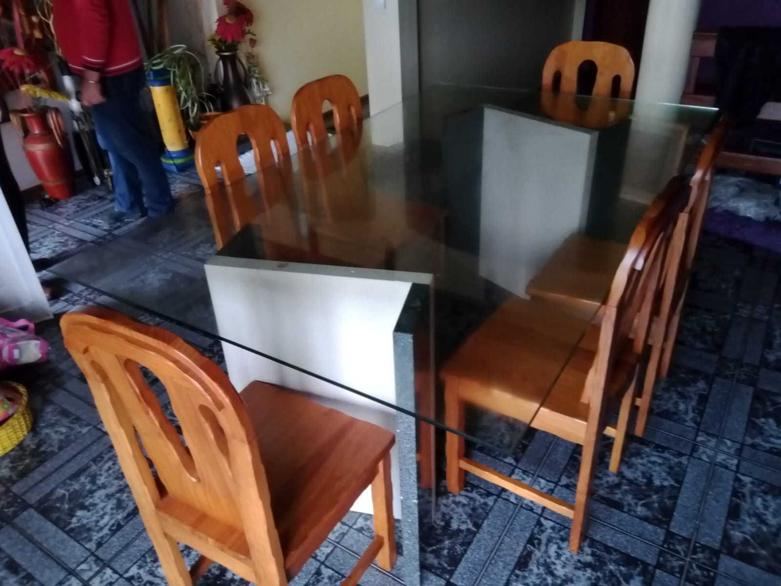 Mesa de sala de vidro, com pernas em pedra