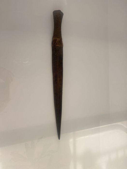 Antiguidade - Faca africana muito antiga e bainha em pele