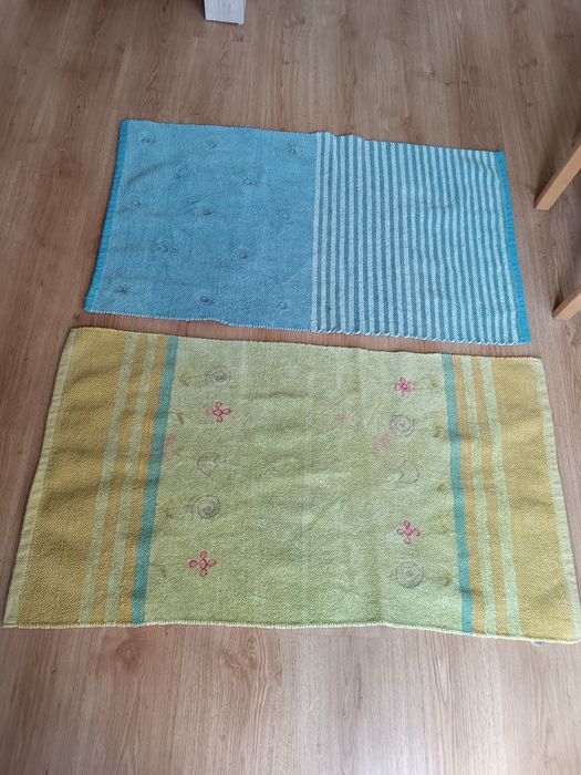 Dwa dywaniki używane.