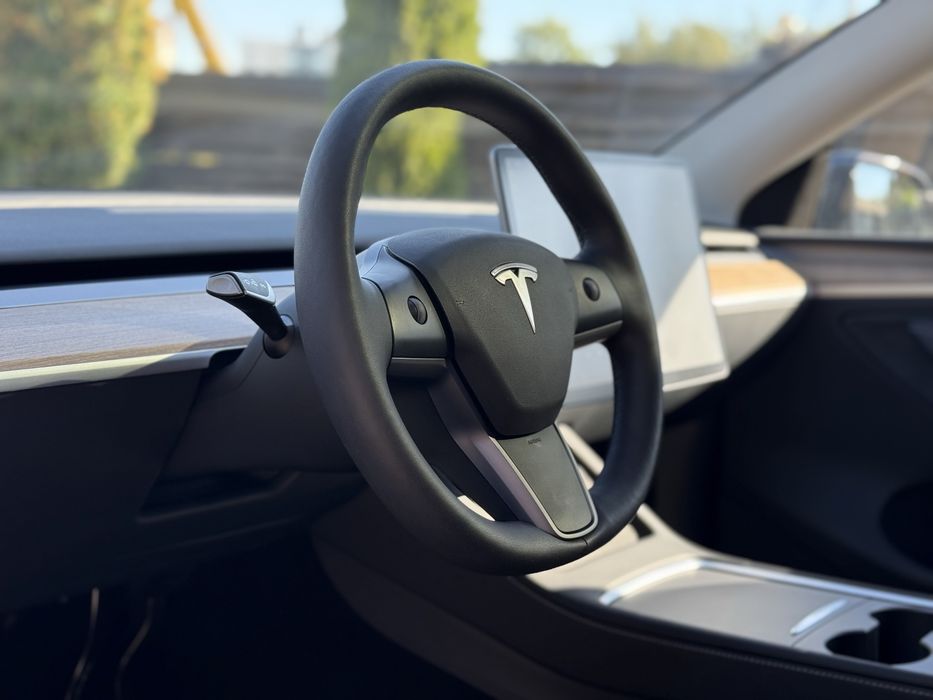 Продаю Tesla Y 2024