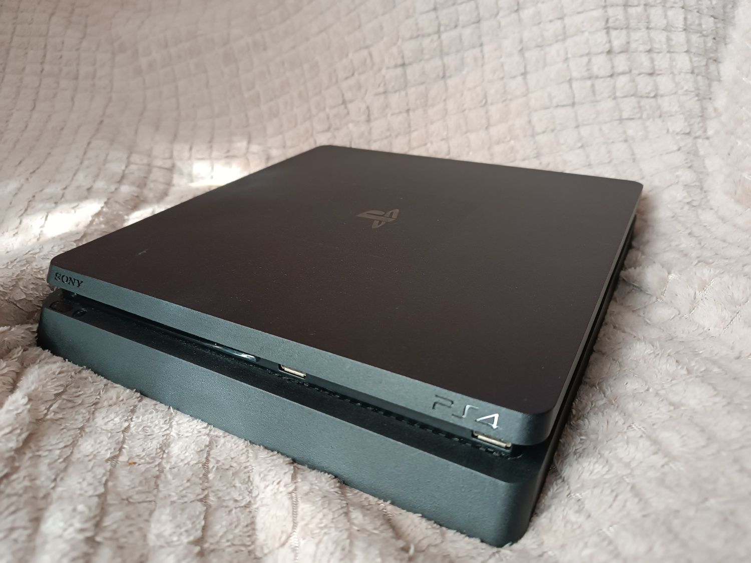 Продаю Ps 4slim на 1tb 2 джойстика плюс ігри