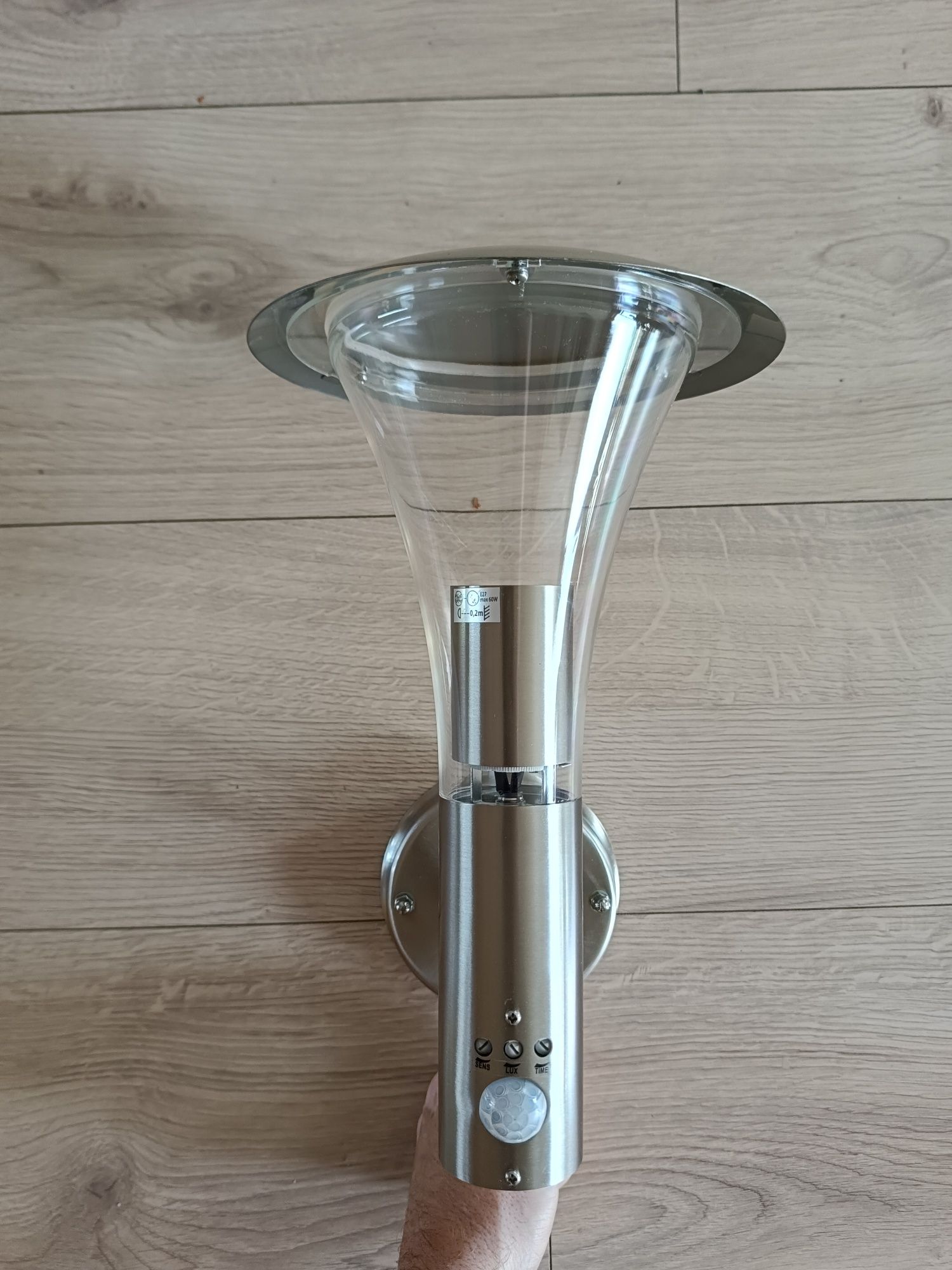 Lampa z czujnikiem ruchu