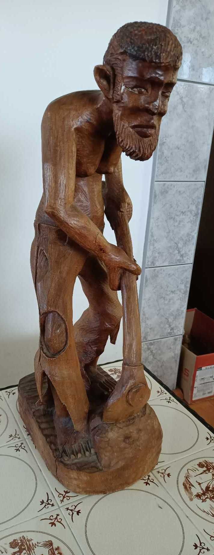 Rzeźba rolnika drewniana.