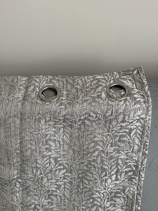 2 komplety zaslony jasny szary oraz srebrno/ szary w gałązki