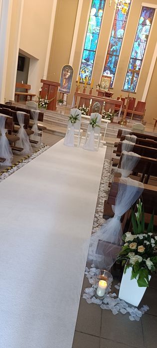 Płatki róż, ślubne dekoracje, Dekoracja kościoła na ślub, na wesele

B