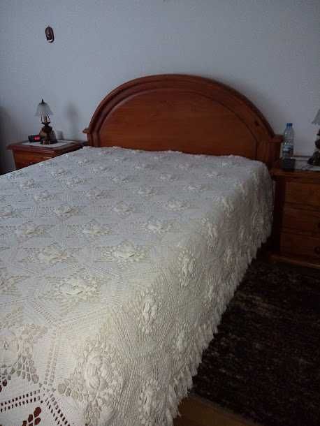 Colcha branca em crochet para cama de casal