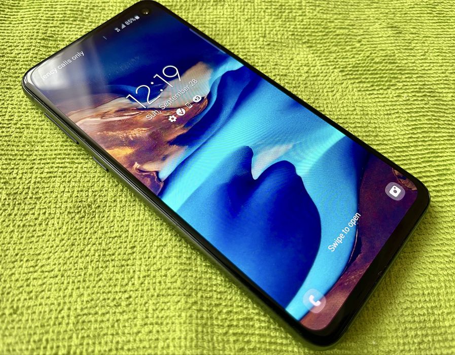Телефон Samsung Galaxy S10e (2019) 5.8" AMOLED 6Gb 128Gb 3100mAh Black