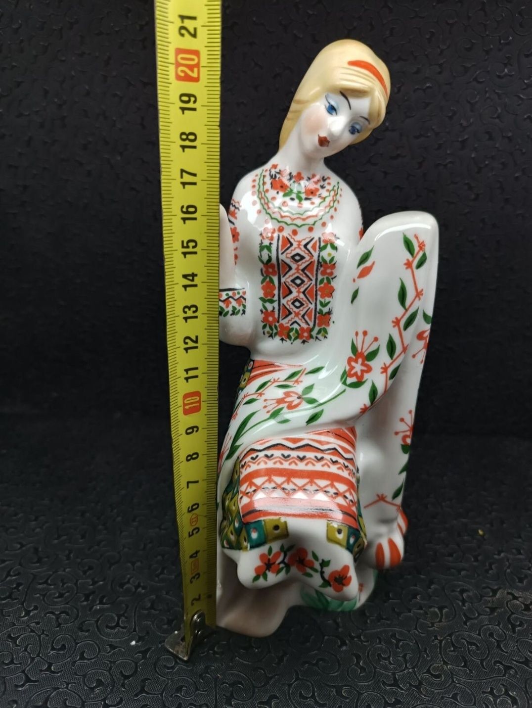 figurka porcelanowa „hafciarz”.Ukraina,Kijow