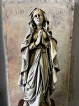 Duża, masywna figura Matki Bożej