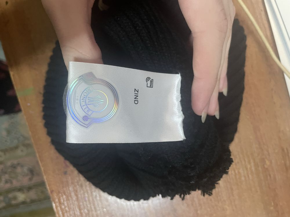Шапка Moncler б/у