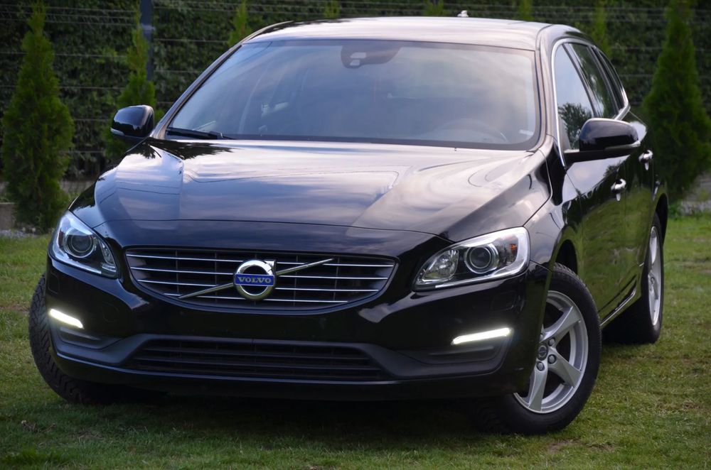 Volvo V60 2.0d Lift Momentum Bixenon Navi CitySafety Pdc Półskóry Pełny Serwis