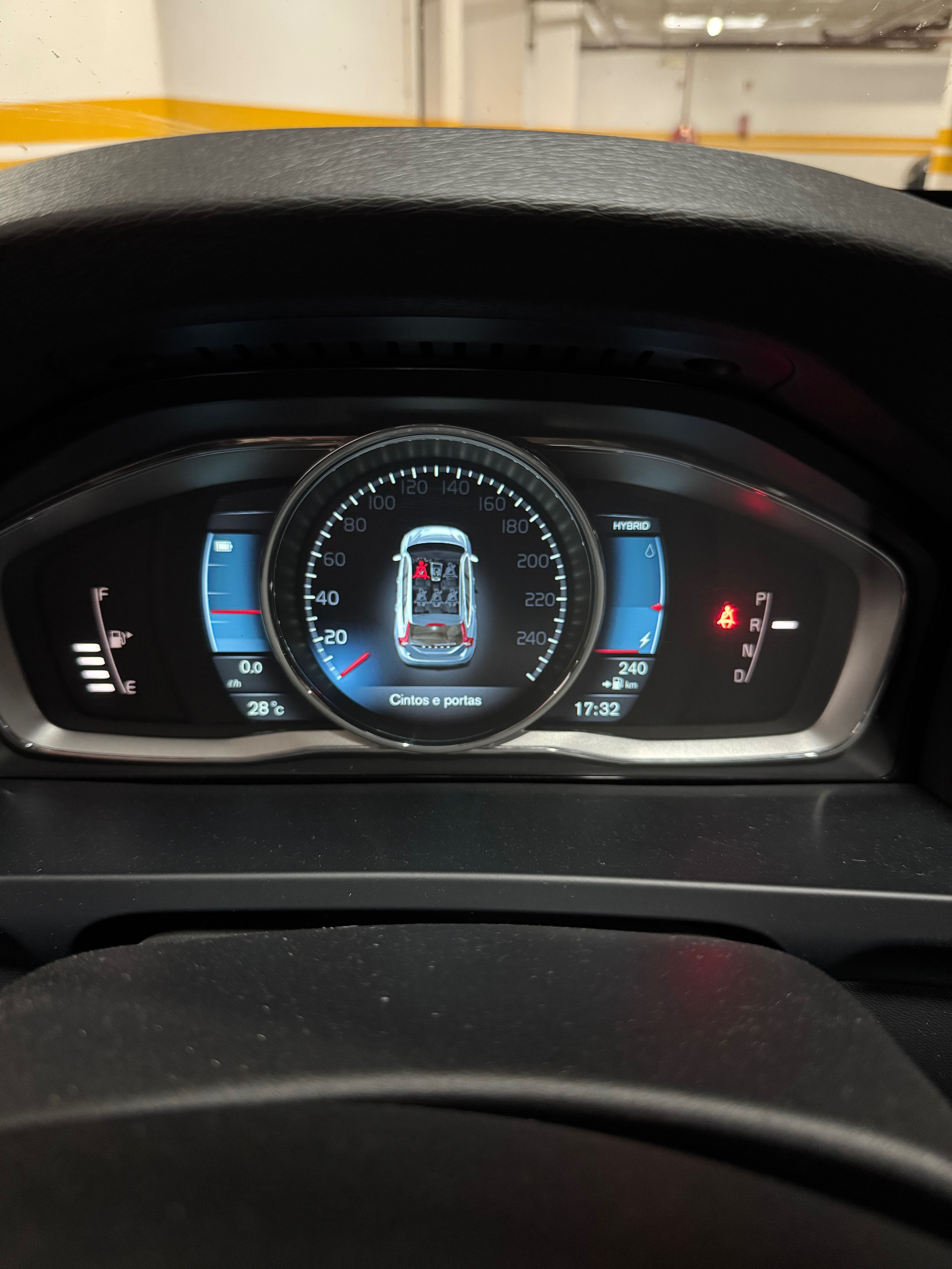 Volvo V60
 Híbrido Plug-in 251000km 2.4 D / 286cv 2014 Importado