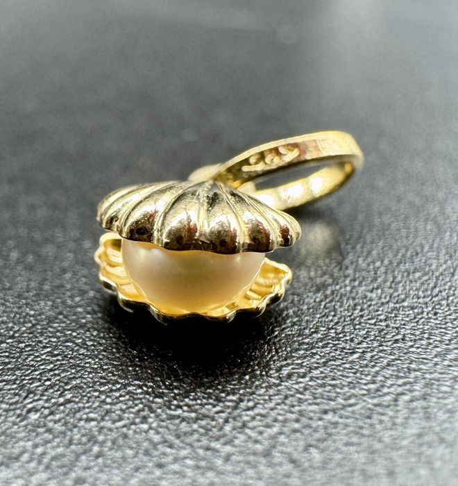 Złota przywieszka muszla z perłą, 14ct 585, waga: 0,55g