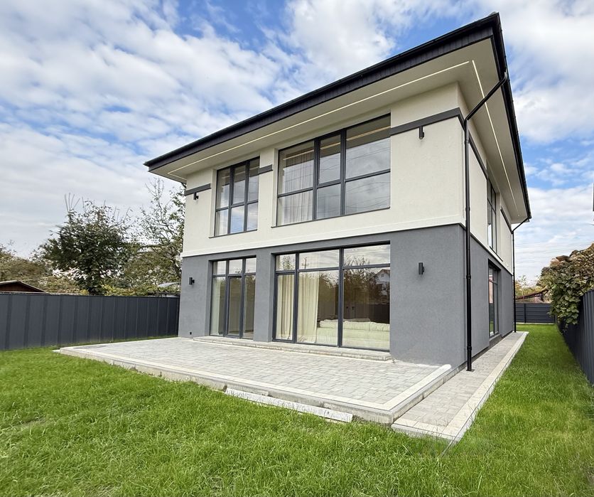 Продам сучасний будинок у передмісті. Ніхто не проживав