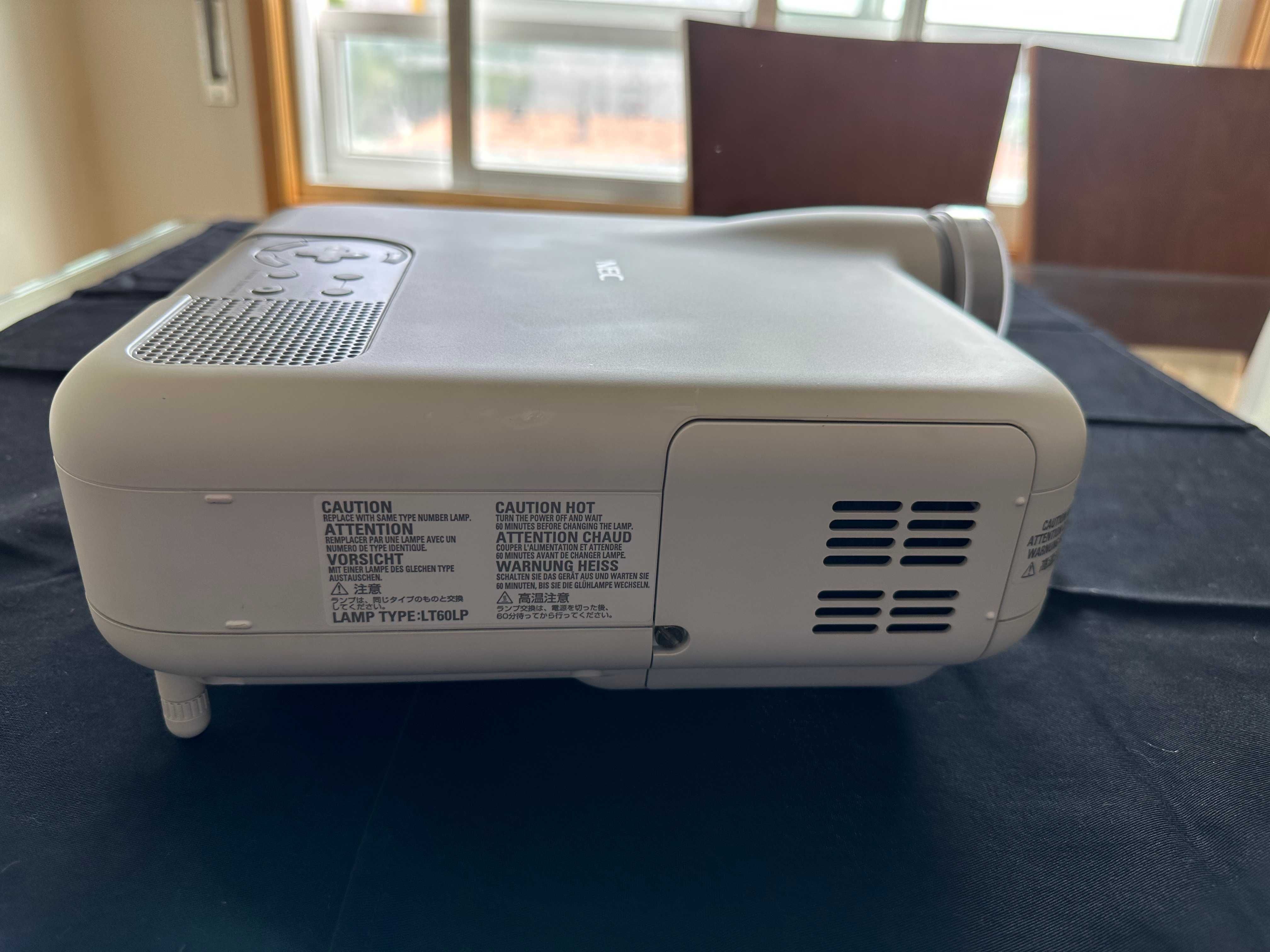 Projector NEC HT1000