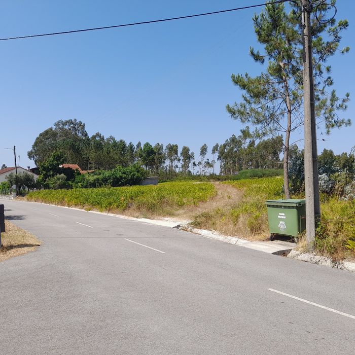 Vende-se um terreno.