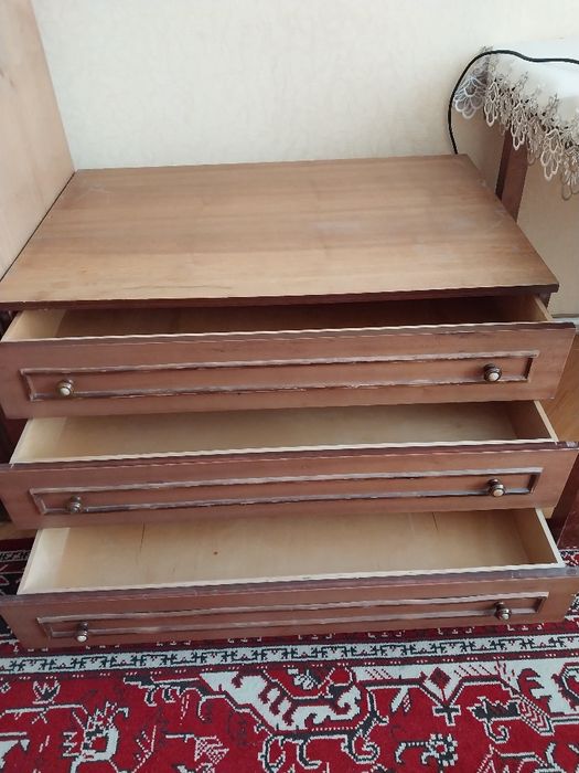 Продаж меблів (Стінка, диван, 2 крісла, стіл комп'ютерний, комод)