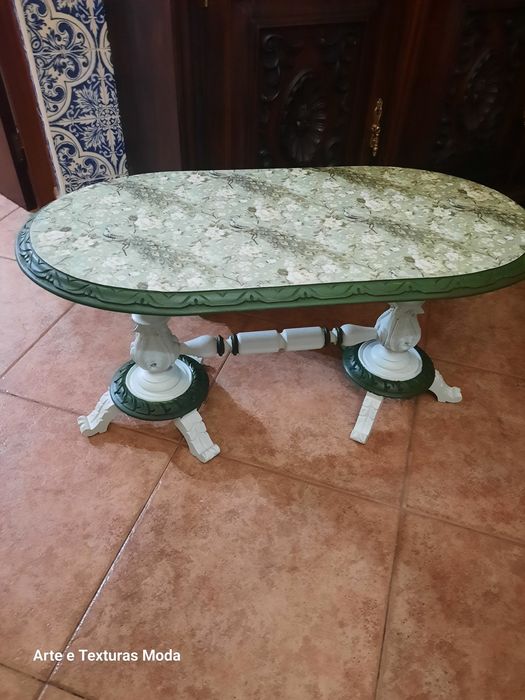 Mesa de centro restaurada em tons de verde