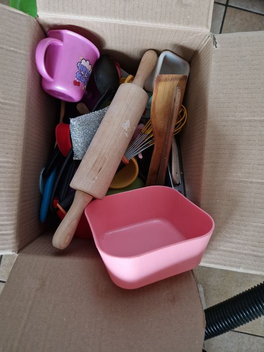 Karton przyborów, akcesoriów kuchennych