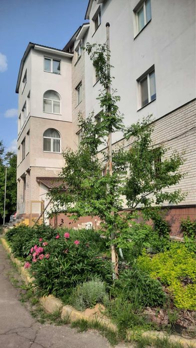 Рожни.Продам 2к квартиру 80м2 з облаштованим балконом.