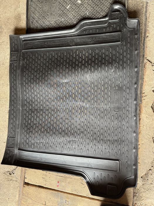 Коврик в багажник  резиновый  оригинал Toyota Prado 150