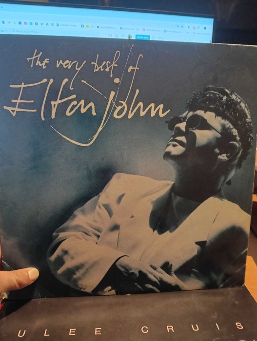 Vinil Elton John (The very best of - 2 vinil) em estado razoável.