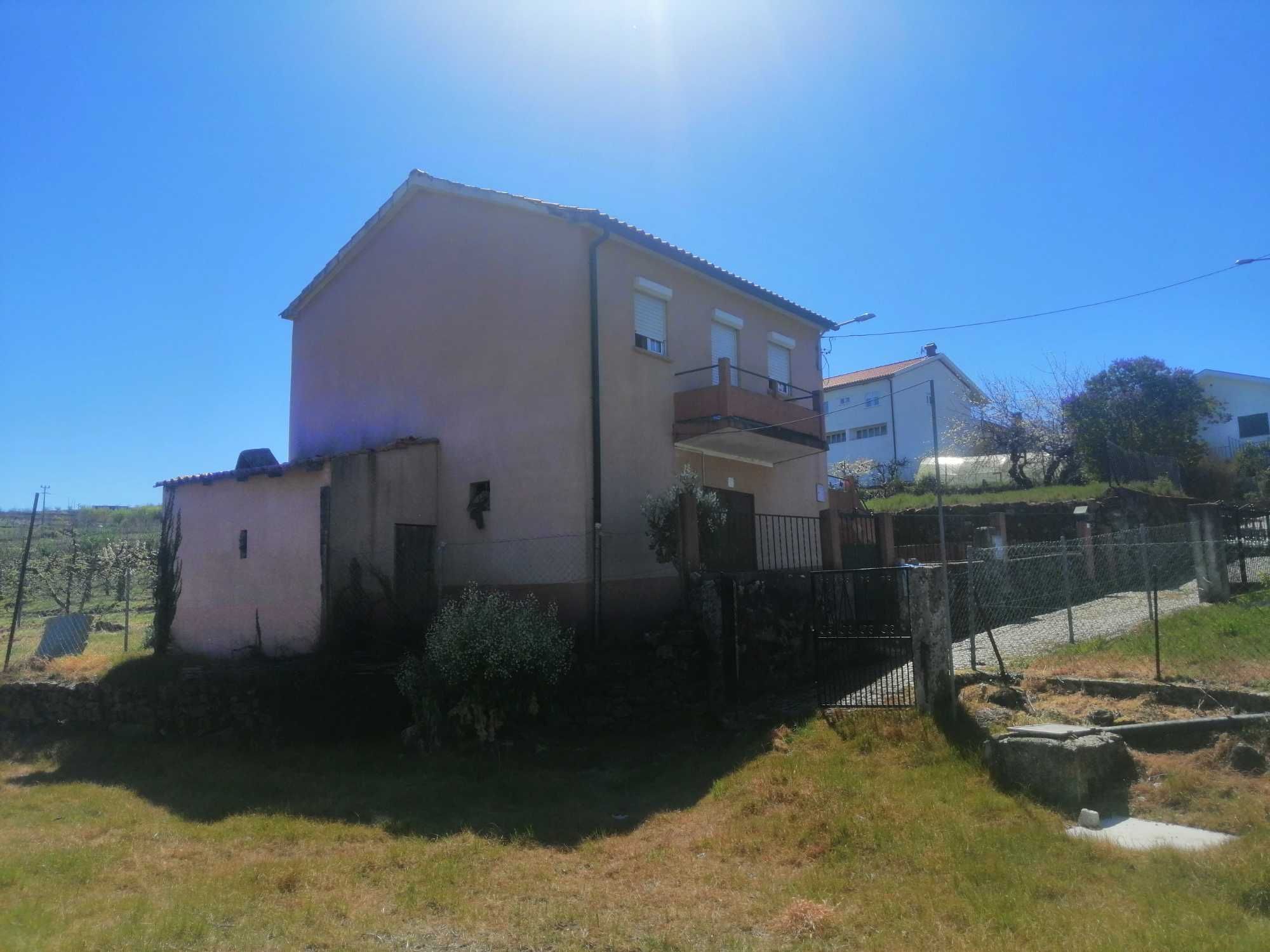 Moradia T3 com pequeno terreno para horta