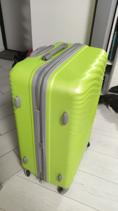 Велика валіза на колесах Чемодан