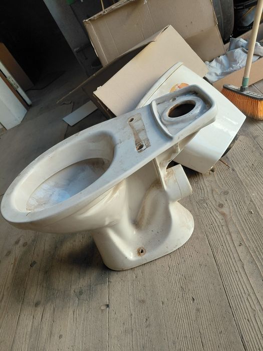 Унітаз з бачком цілий без сколів та тріщин, прямий вихід в стіну