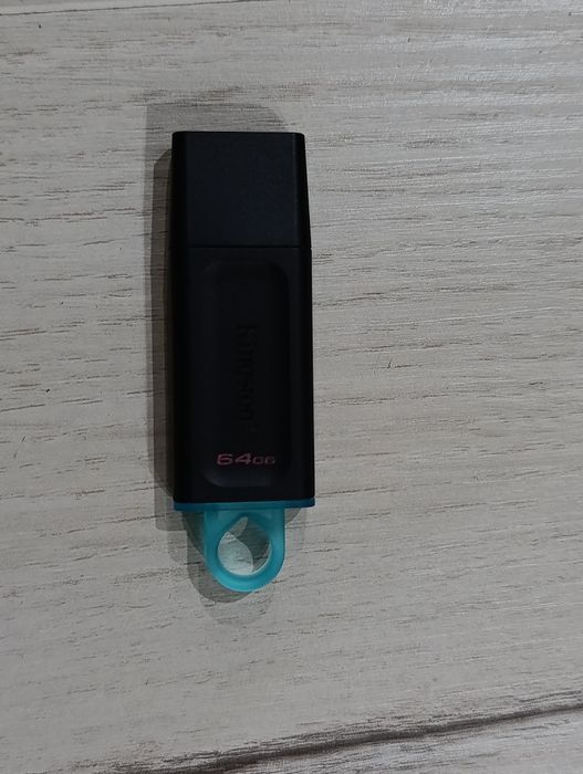 Продам флешку 64 гб