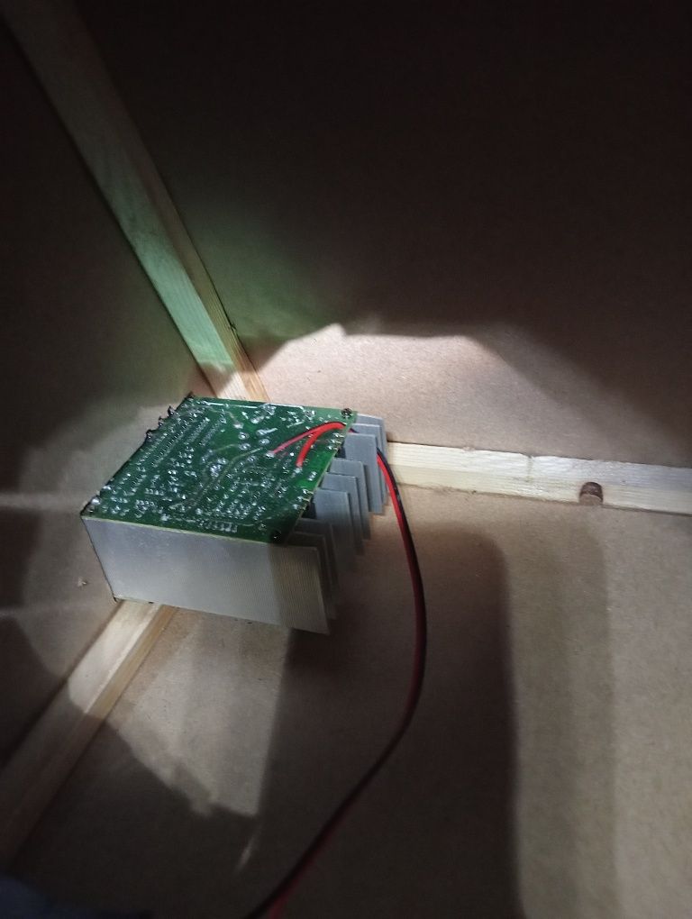 Vendo caixa para subwoofer de 12 polegadas com amplificador 100€