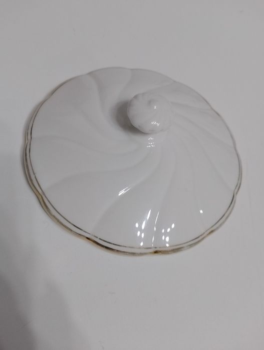 Stara przykrywka porcelanowa