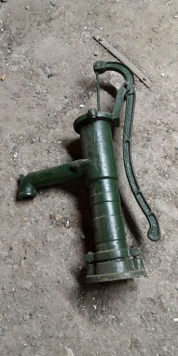 Pompa ogrodowa żeliwna PRL old vintage retro