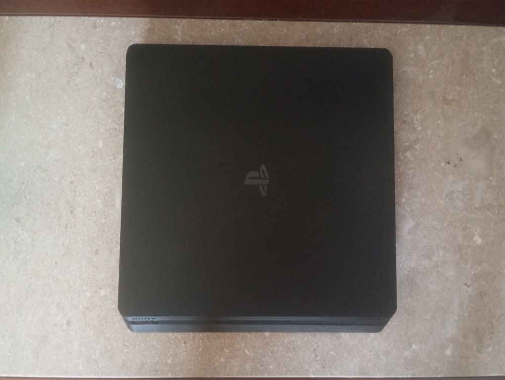 PS4 Slim 500GB | Comando Novo + GTA V | Como Nova - 200€