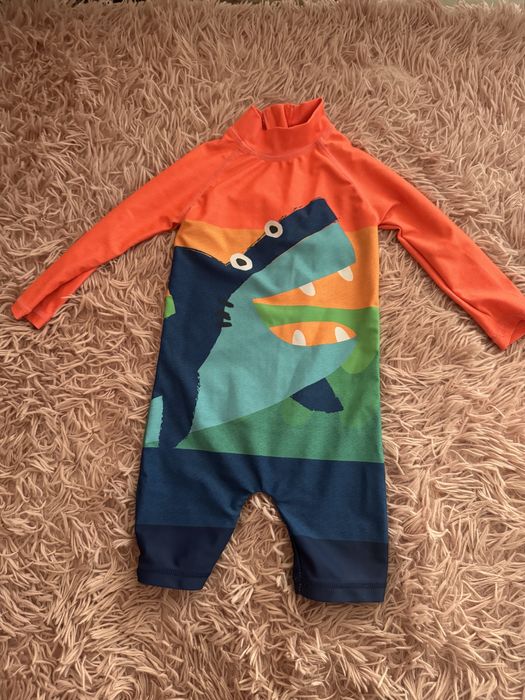 Купальний костюм та футболка для плавання