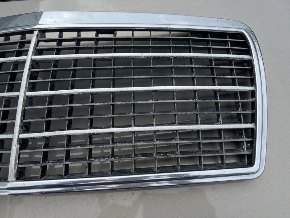 Решітка радіатора Mercedes Benz W124 E клас рестайлінг 94-95 рік
