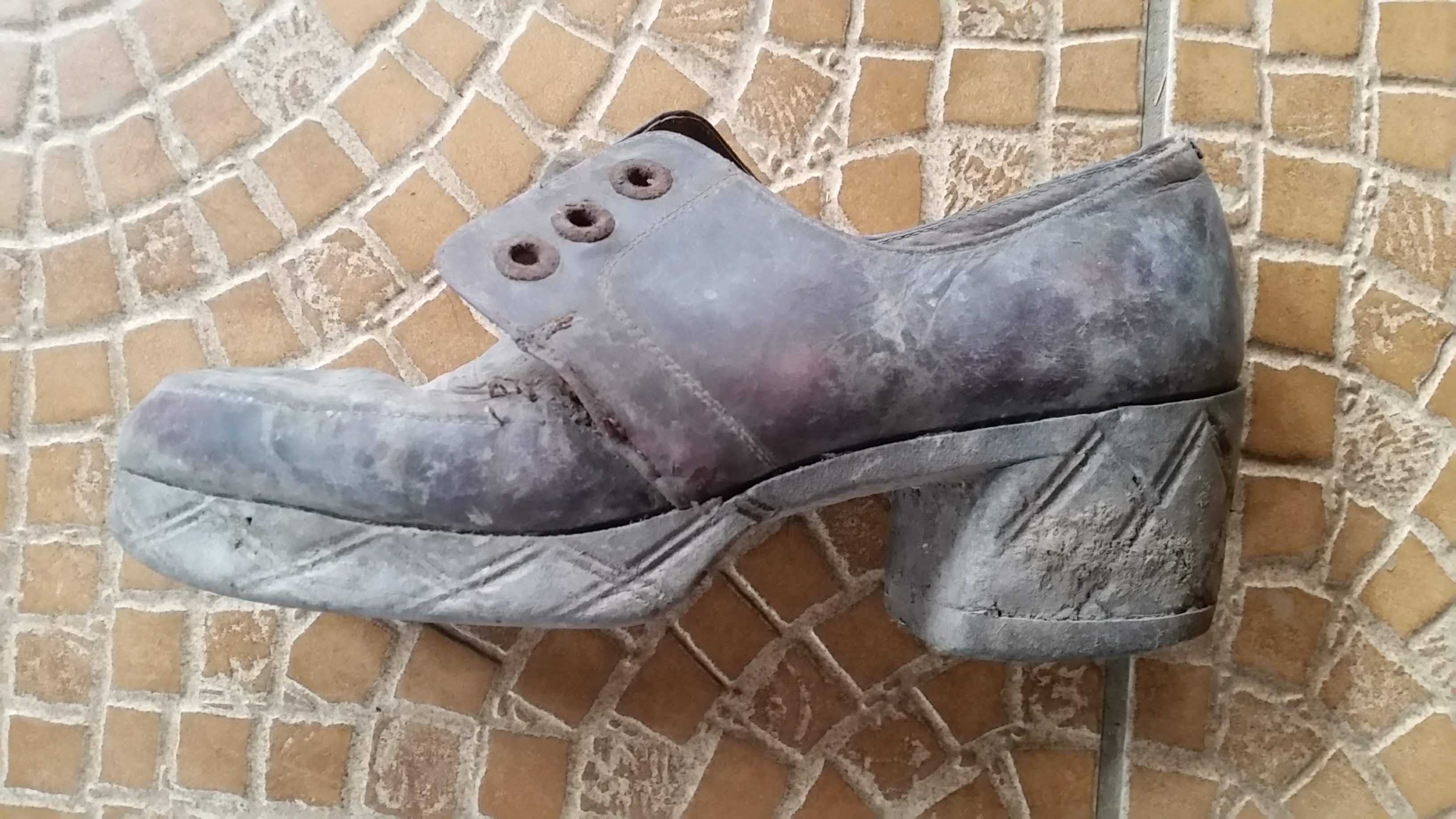 Narzędzia szewskie kopyto prawidła piesek stare buty drewniane