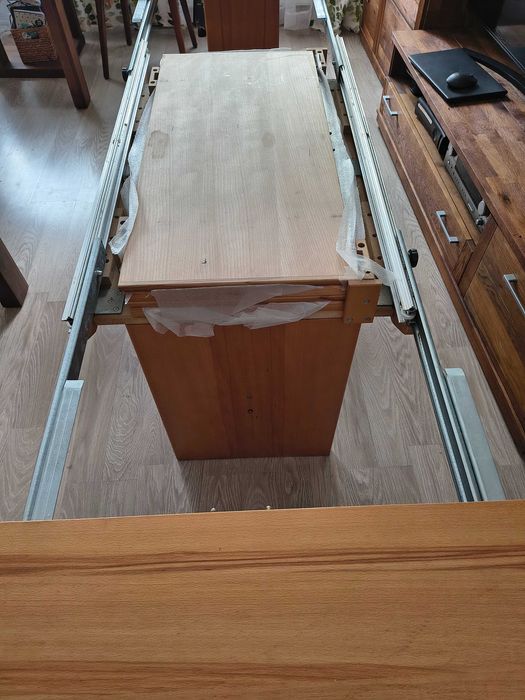 Duży stół rozkładany z krzesłami
