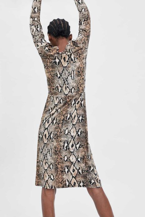 Vestido de tacto suave com padrão cobra da Zara T: M Novo